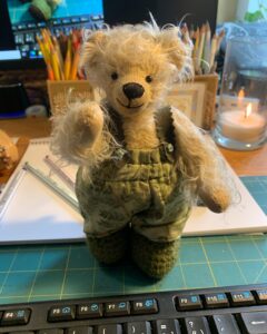 Wuschel, der kleine Teddy zeigt auf dich