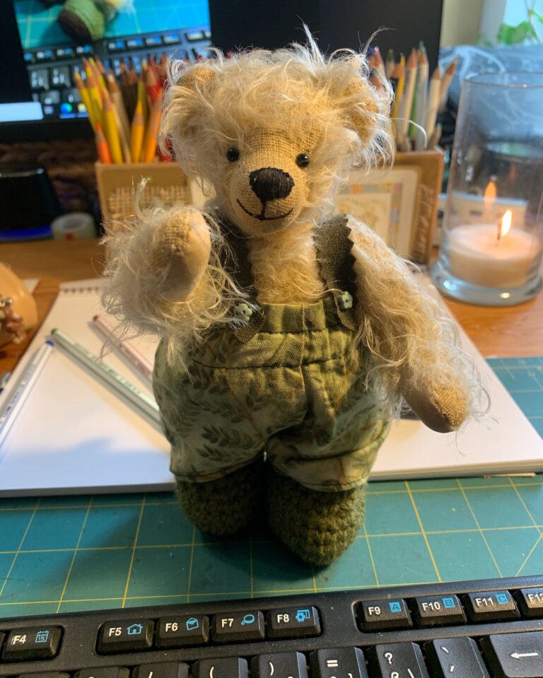 Wuschel, der kleine Teddy zeigt auf dich