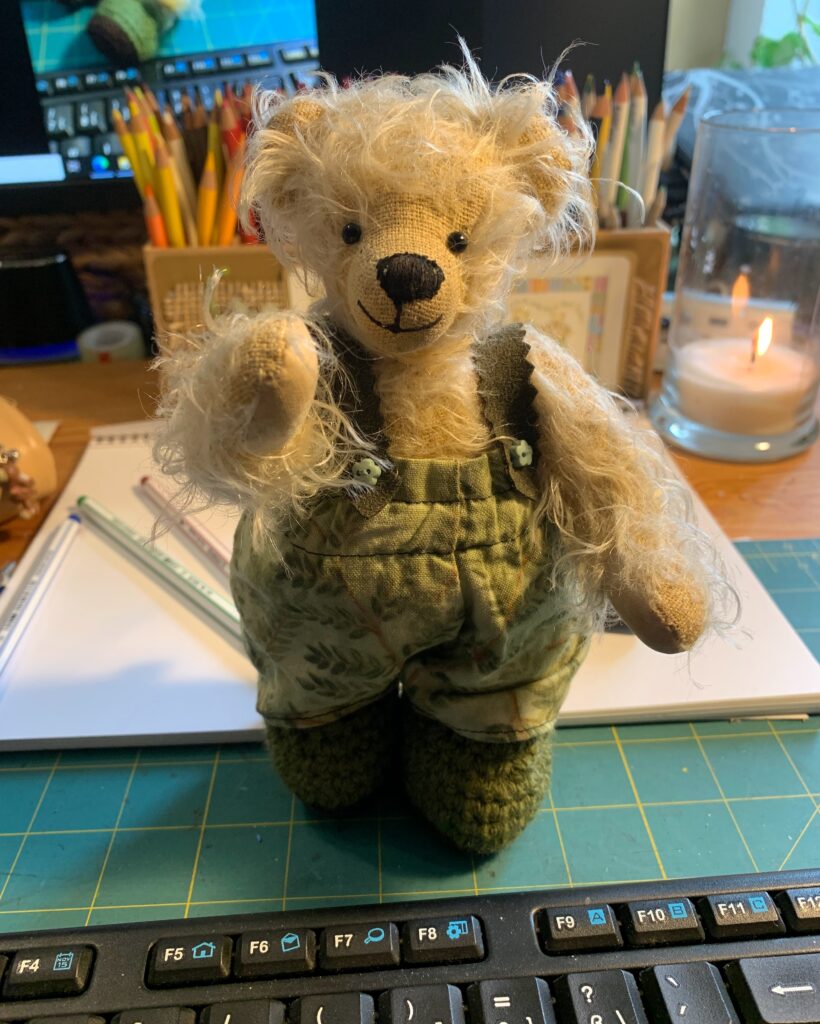 Wuschel, der kleine Teddy zeigt auf dich